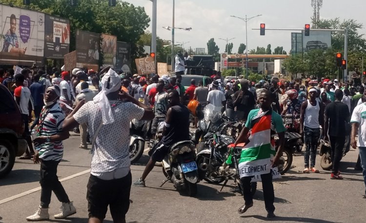 [VIDEO] NDC female supporters clash with the Military at EC headquarters