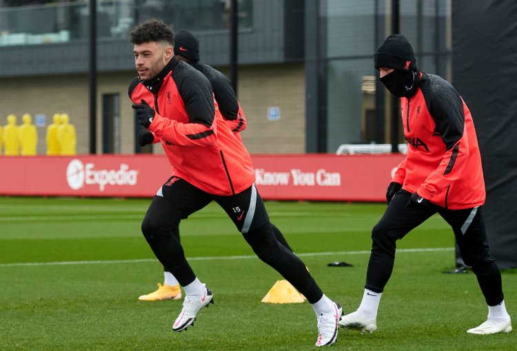 Oxlade Chamberlain available to feature against Fulham