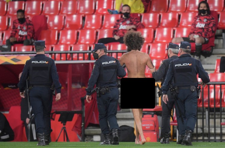 Naked pitch invader halts Granada-Manchester United Europa League game