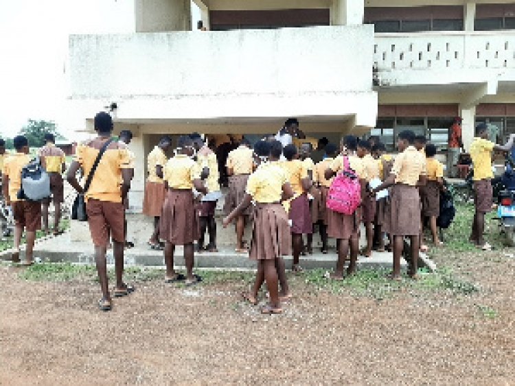 Obuasi New Nsuta JHS Pupils Demonstrate Over Poor School Buildings