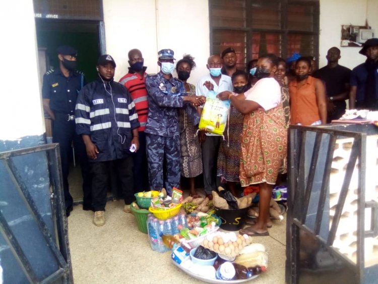 Market Women Association Donates Food Items To Security Officers