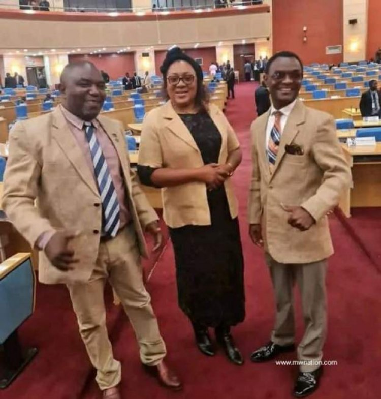Protesting Malawi MPs dress in gunny sacks