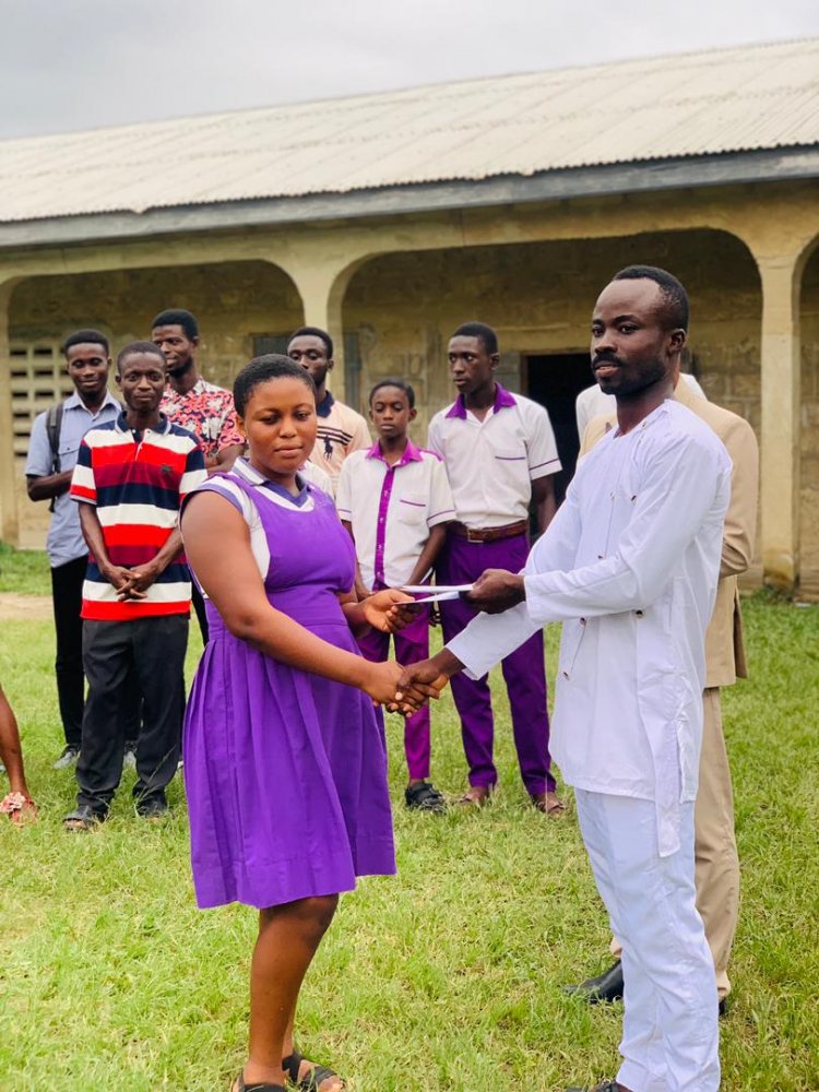 Police Officer Donates Fiscal Cash To Some Students Who Completed BECE At Breman Brakwa