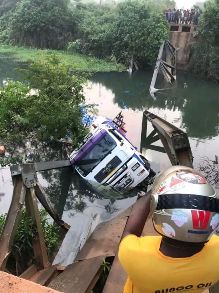 Shocking! Death Trap Bridge On River Akrakpa Connecting Mafi-Adidome To Juapong Collapses; 2 People Escape Unhurt—Residents Blame Highway Authorities 