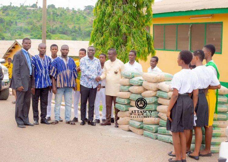 Lower West Akim NDC Parliamentary Candidate,Darling Boy Donates Bags Of Cement And Cash To Asamankese SHS