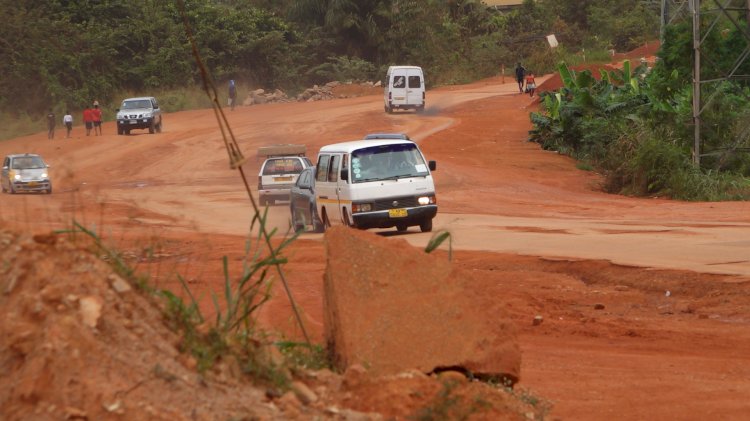 Pupils call on government to SOLVE Ahinsan-Kuntenase 'abandoned' road to put an end to the DUSTY distractions in class