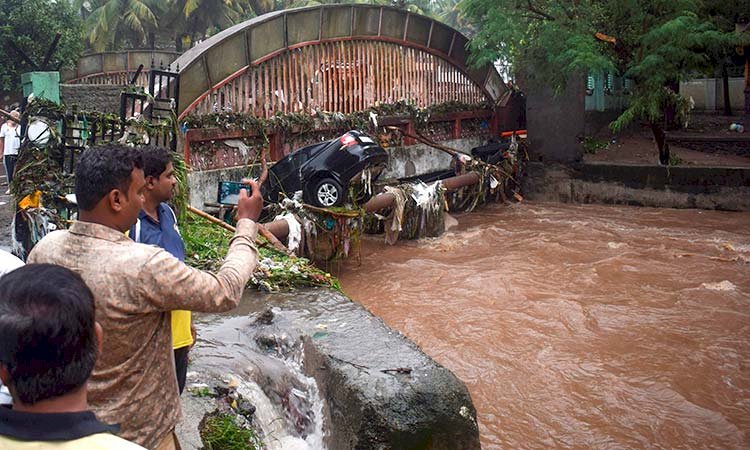 Heavy rains kill 17 in western India