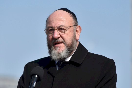 Chief Rabbi warns Jeremy Corbyn is ‘unfit for office’ over Labour anti-Semitism concerns