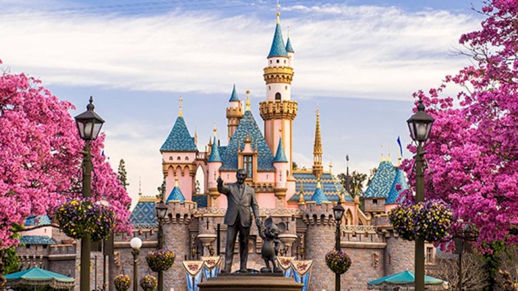 Walt Disney World closes, Paralyzing the Company's Tourism Empire.