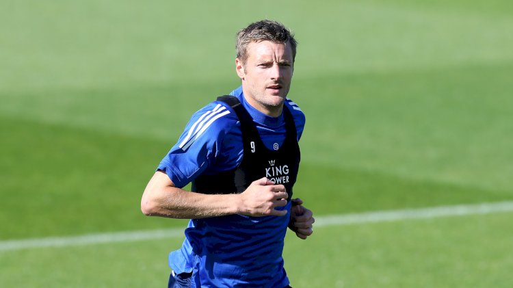 Vardy signs new Leicester contract